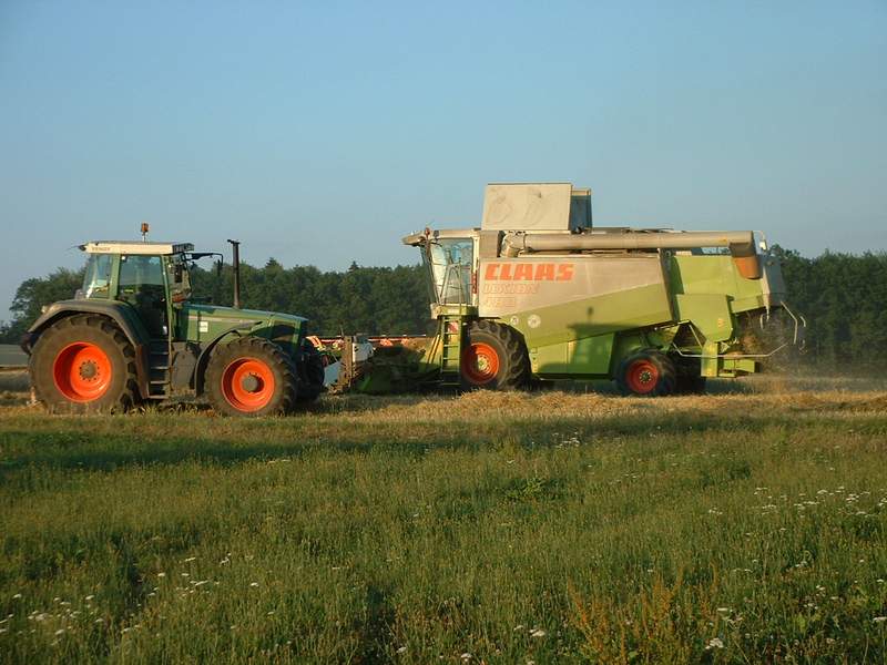 bilder/19_7_2003_2/lexion_+_fendt_824_2.jpg