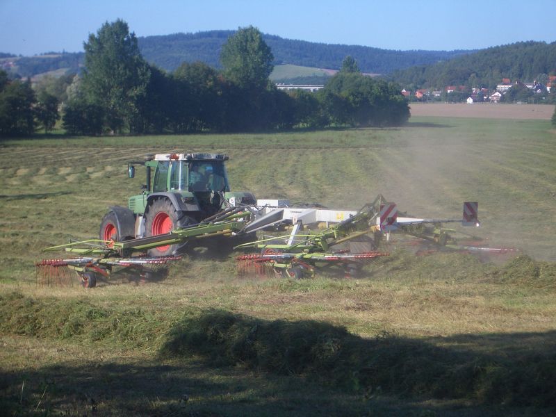 bilder/1_10_2002/jaguar_+_fendt_716_2.jpg