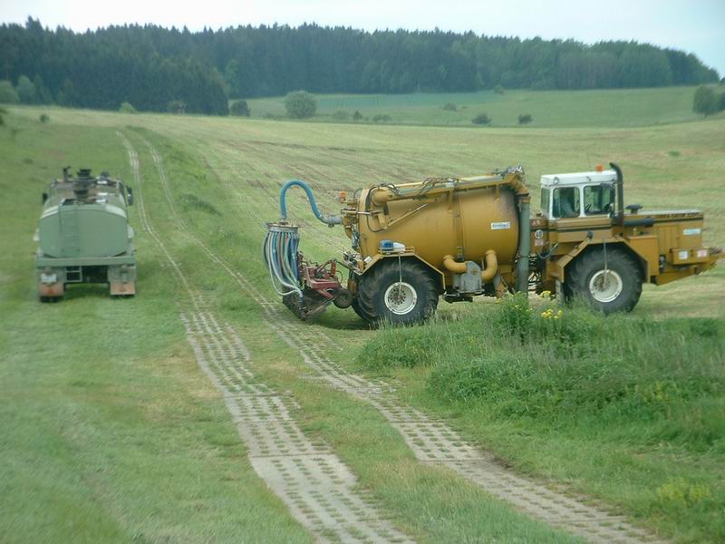 bilder/21_5_2002_1/jaguar_880_+_fendt_824_+_zt_323.jpg